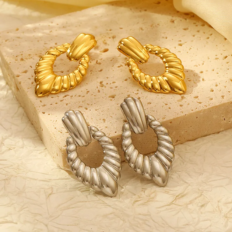 Fashionable and Simple Stainless Steel 18k Gold Plating Striped Hollow Earrings for Women
Fashionable and Simple Stainless Steel 18k Gold Plating Striped Hollow Earrings for Women