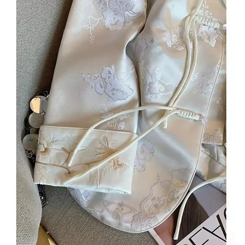 2025 New Beautiful Chinese Style Moonlight White Heavy Industry Embroidered Plate Buckle National Style High Luxury Fashion Coat
2025 New Beautiful Chinese Style Moonlight White Heavy Industry Embroidered Plate Buckle National Style High Luxury Fashion Coat