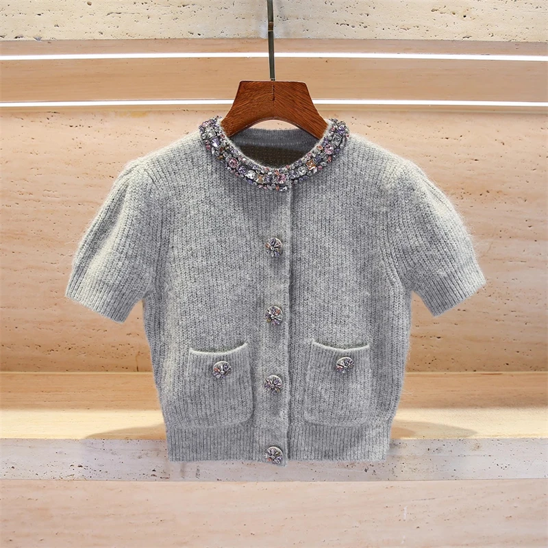 Новая весенняя женская однобортная трикотажная футболка с короткими рукавами и круглым вырезом, украшенная стразами, кардиган - мода высокого качества 2026
Новая весенняя женская однобортная трикотажная футболка с короткими рукавами и круглым вырезом, украшенная стразами, кардиган - мода высокого качества 2026