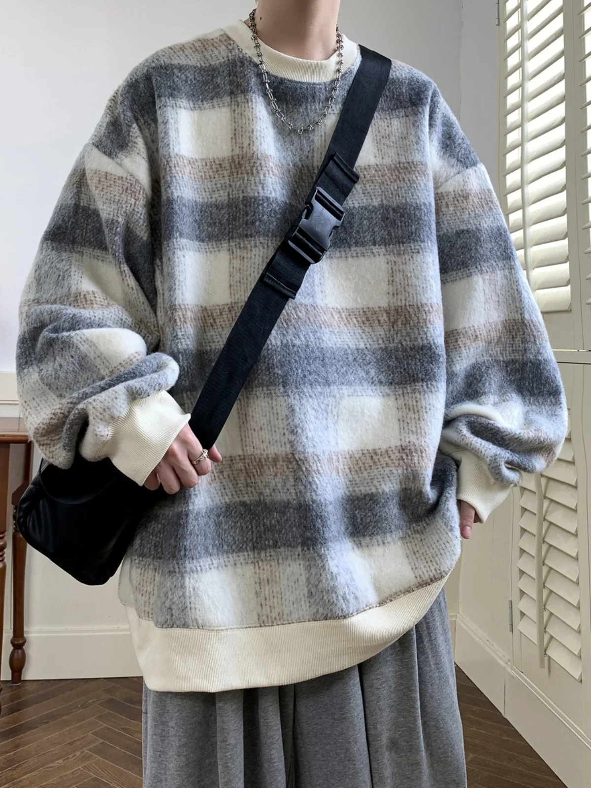 Мужской шерстяной свитер с круглым вырезом в клетку, весенне-осенний, модный, в американском стиле, свободного кроя, трикотажный джемпер
Мужской шерстяной свитер с круглым вырезом в клетку, весенне-осенний, модный, в американском стиле, свободного кроя, трикотажный джемпер