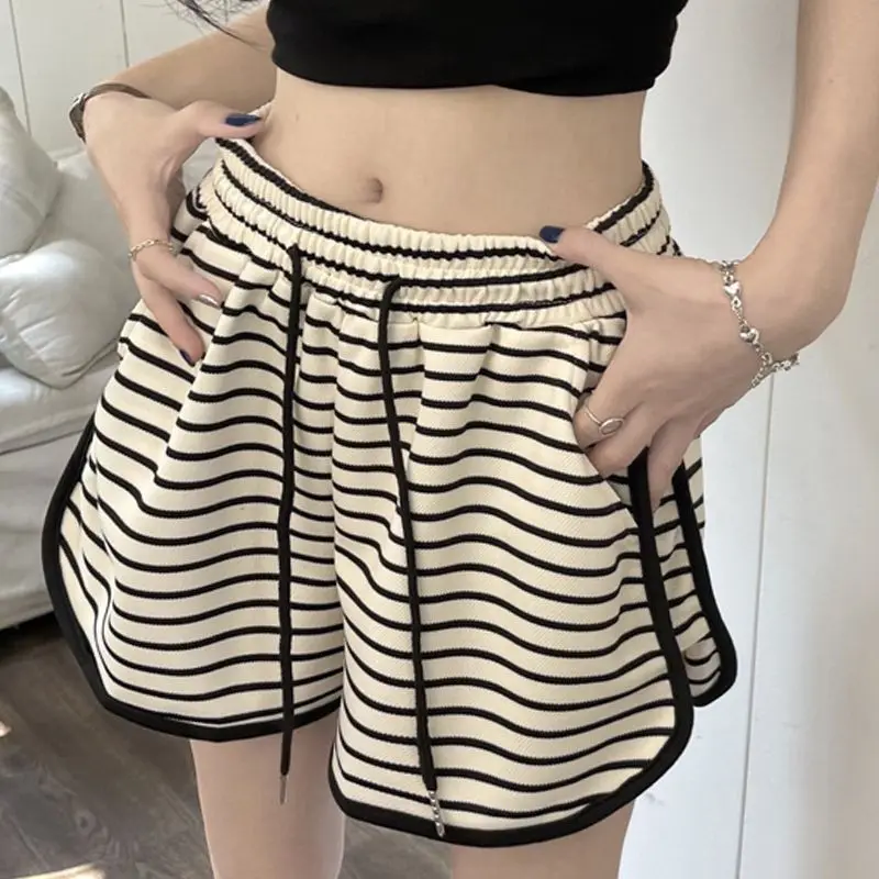 Casual sports shorts women's summer 2025 new Korean version of elastic high waist thin stripes wide legs to wear hot pants tide
Casual sports shorts women's summer 2025 new Korean version of elastic high waist thin stripes wide legs to wear hot pants tide
