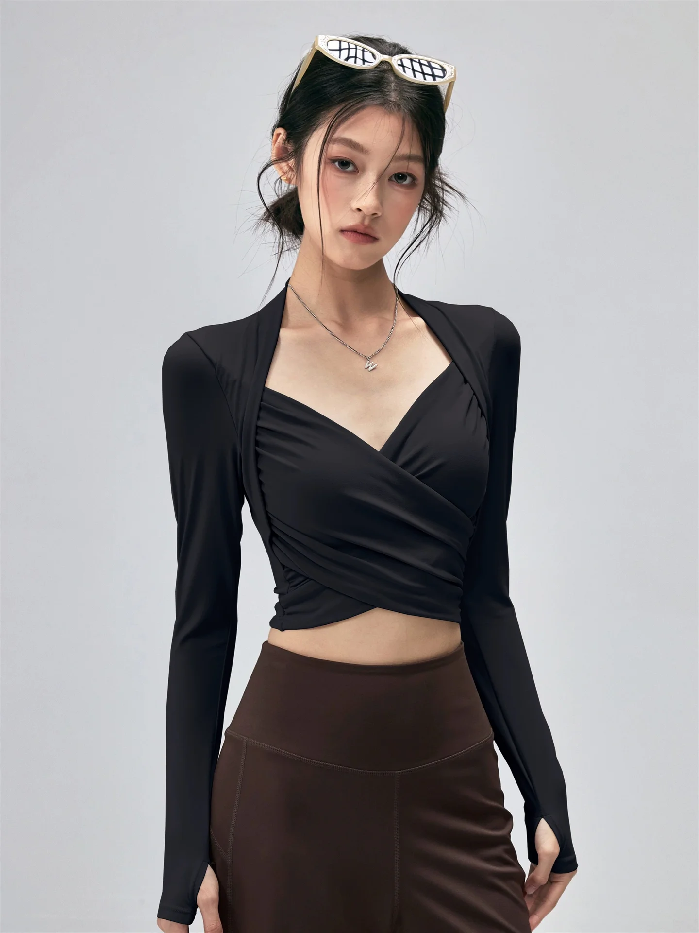 Женский комплект для занятий йогой и фитнесом: спортивный костюм с длинным рукавом, V-образным вырезом, для осени и зимы, с подкладкой на груди и широкими брюками
Женский комплект для занятий йогой и фитнесом: спортивный костюм с длинным рукавом, V-образным вырезом, для осени и зимы, с подкладкой на груди и широкими брюками