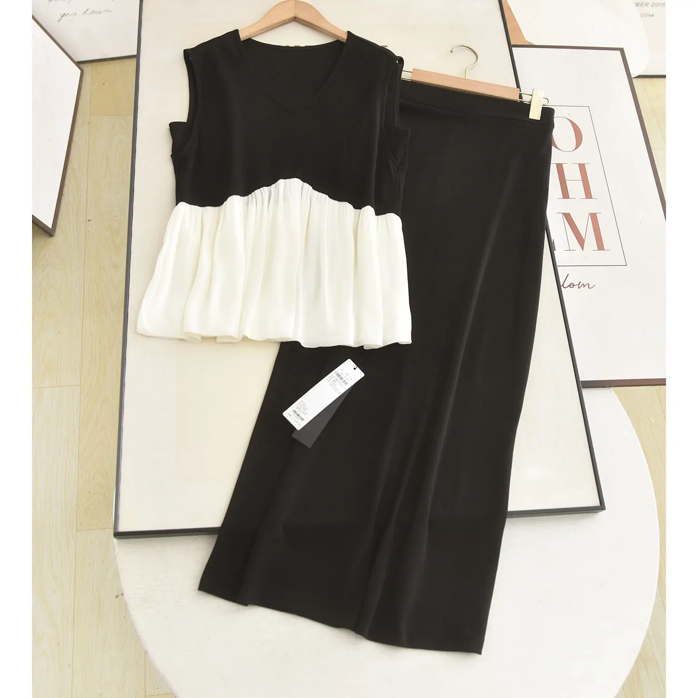 Xiao Ai's 2026 Summer New Style Slimming V-neck Sleeveless Top High-waisted Half-length Skirt Two-piece Set Fashionable Ensemble
Xiao Ai's 2026 Summer New Style Slimming V-neck Sleeveless Top High-waisted Half-length Skirt Two-piece Set Fashionable Ensemble