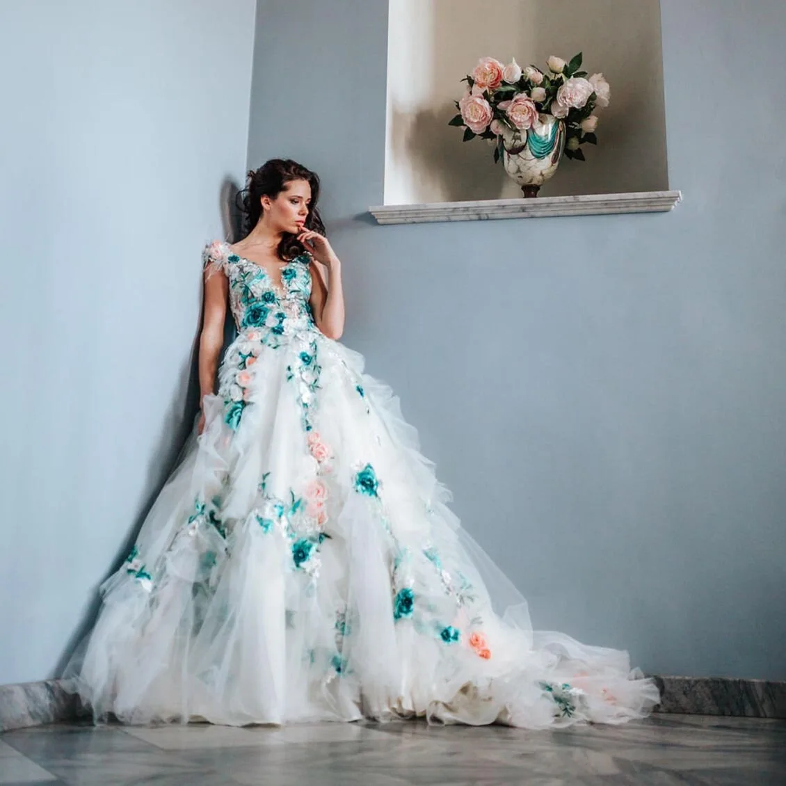 Garden 3D Flower Wedding Gowns Appliques Leaf Floral Tulle Bridal Dresses Puffy Tulle Prom Gowns Mesh Robe
Garden 3D Flower Wedding Gowns Appliques Leaf Floral Tulle Bridal Dresses Puffy Tulle Prom Gowns Mesh Robe