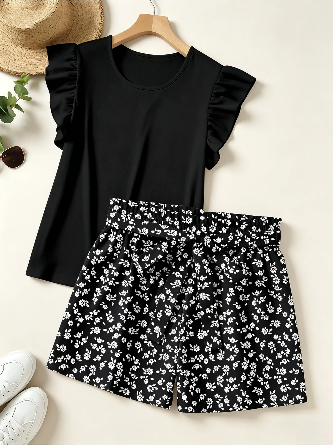 Women's casual vacation plus plus size women's loose black ruffle sleeve top+black floral print shorts set, two-piece set
Women's casual vacation plus plus size women's loose black ruffle sleeve top+black floral print shorts set, two-piece set