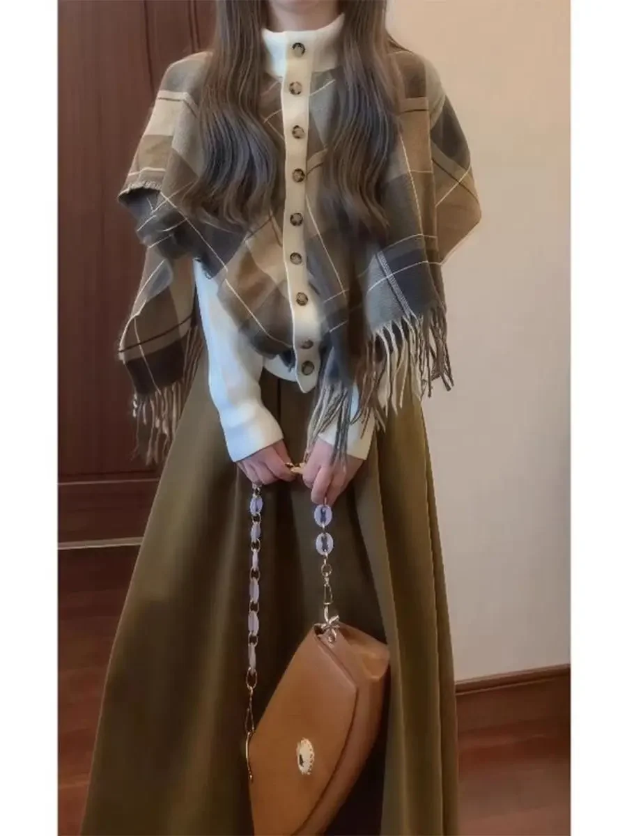 Autumn Winter Fashion Elegant Stitching Korean Version Irregular Plaid Shawl Cloak Knitted Ladies Sweater High Waist Skirt Suit
Autumn Winter Fashion Elegant Stitching Korean Version Irregular Plaid Shawl Cloak Knitted Ladies Sweater High Waist Skirt Suit