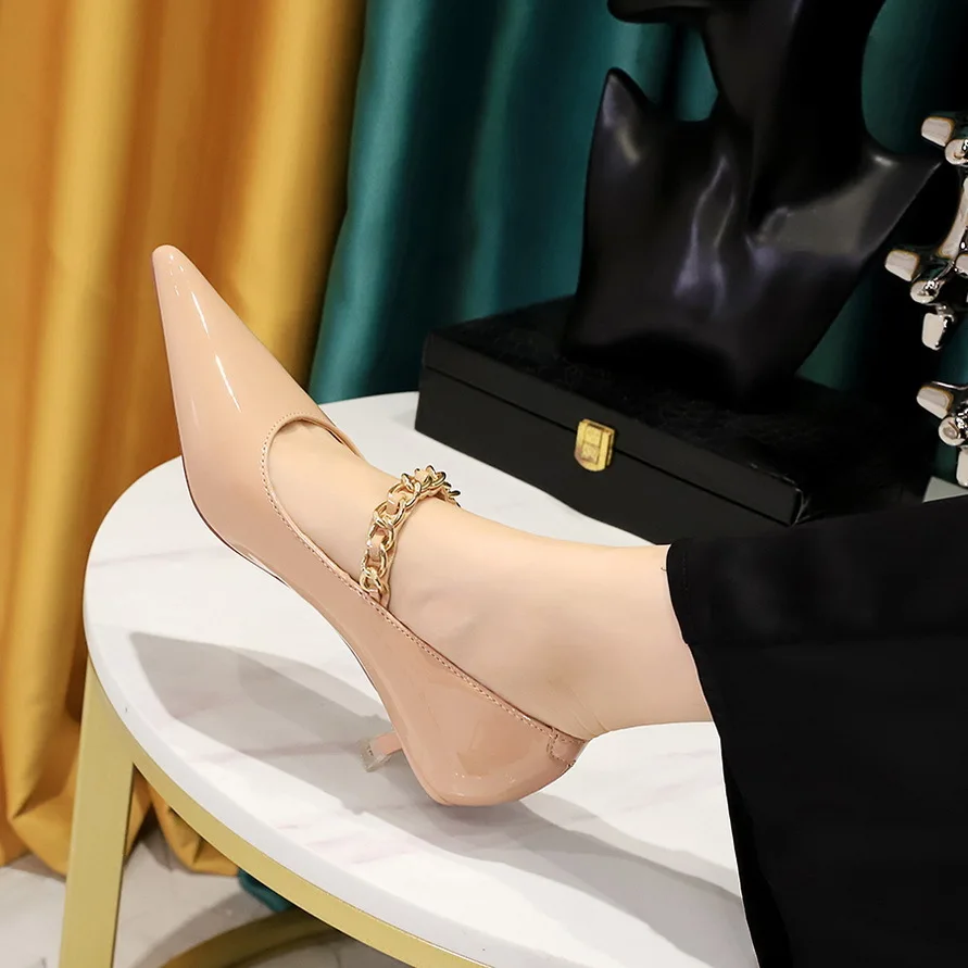 Style Banquet Women's Shoes Heel Shiny Lacquer Leather Shallow Mouth Pointed Metal Chain Line Single Women Pumps туфли женские
Style Banquet Women's Shoes Heel Shiny Lacquer Leather Shallow Mouth Pointed Metal Chain Line Single Women Pumps туфли женские