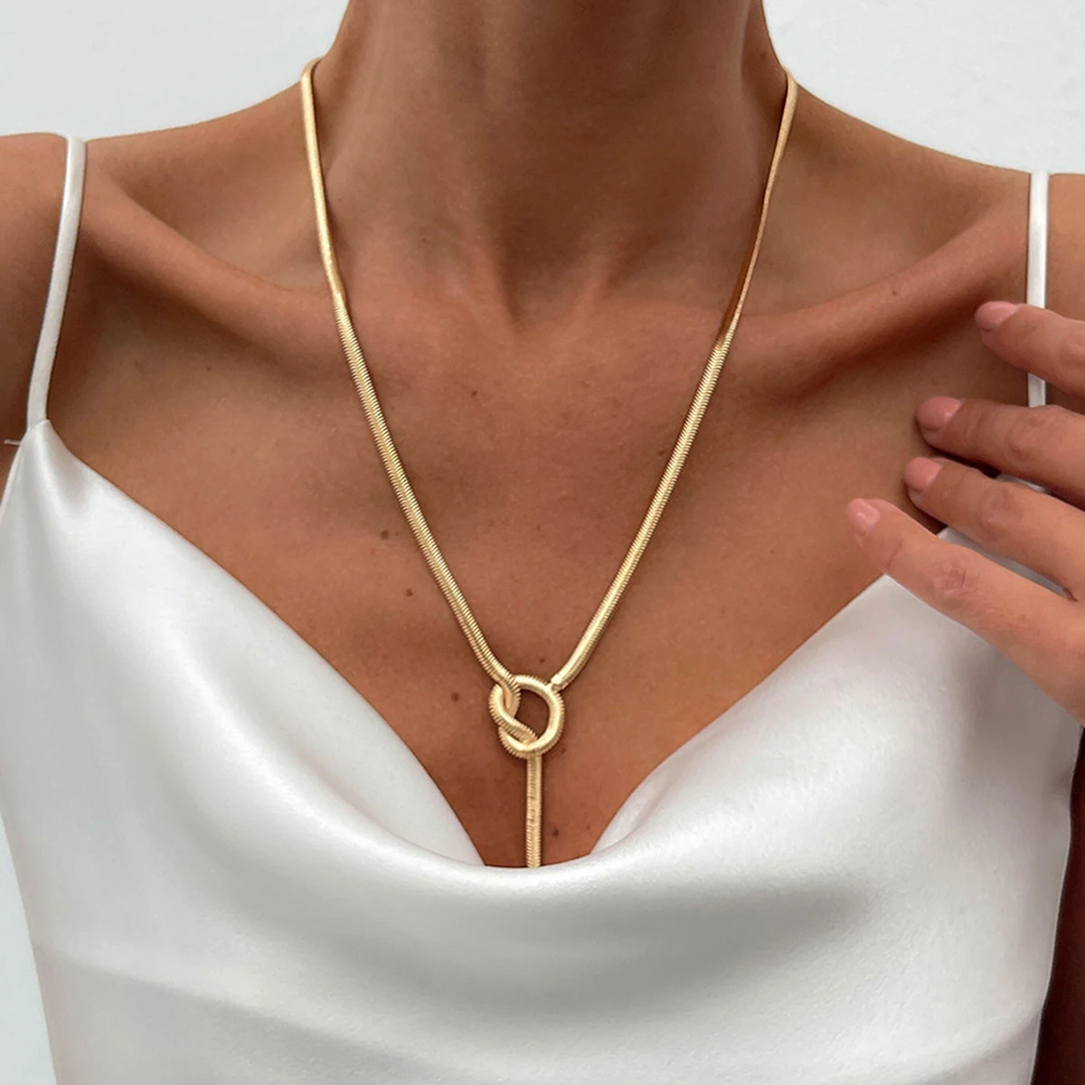 SHIXIN Smooth Metal Snake Chain Collar Necklace for Women Sexy Long Tassel Pendant Necklace Female Fashion Jewelry on the Neck
SHIXIN Smooth Metal Snake Chain Collar Necklace for Women Sexy Long Tassel Pendant Necklace Female Fashion Jewelry on the Neck
