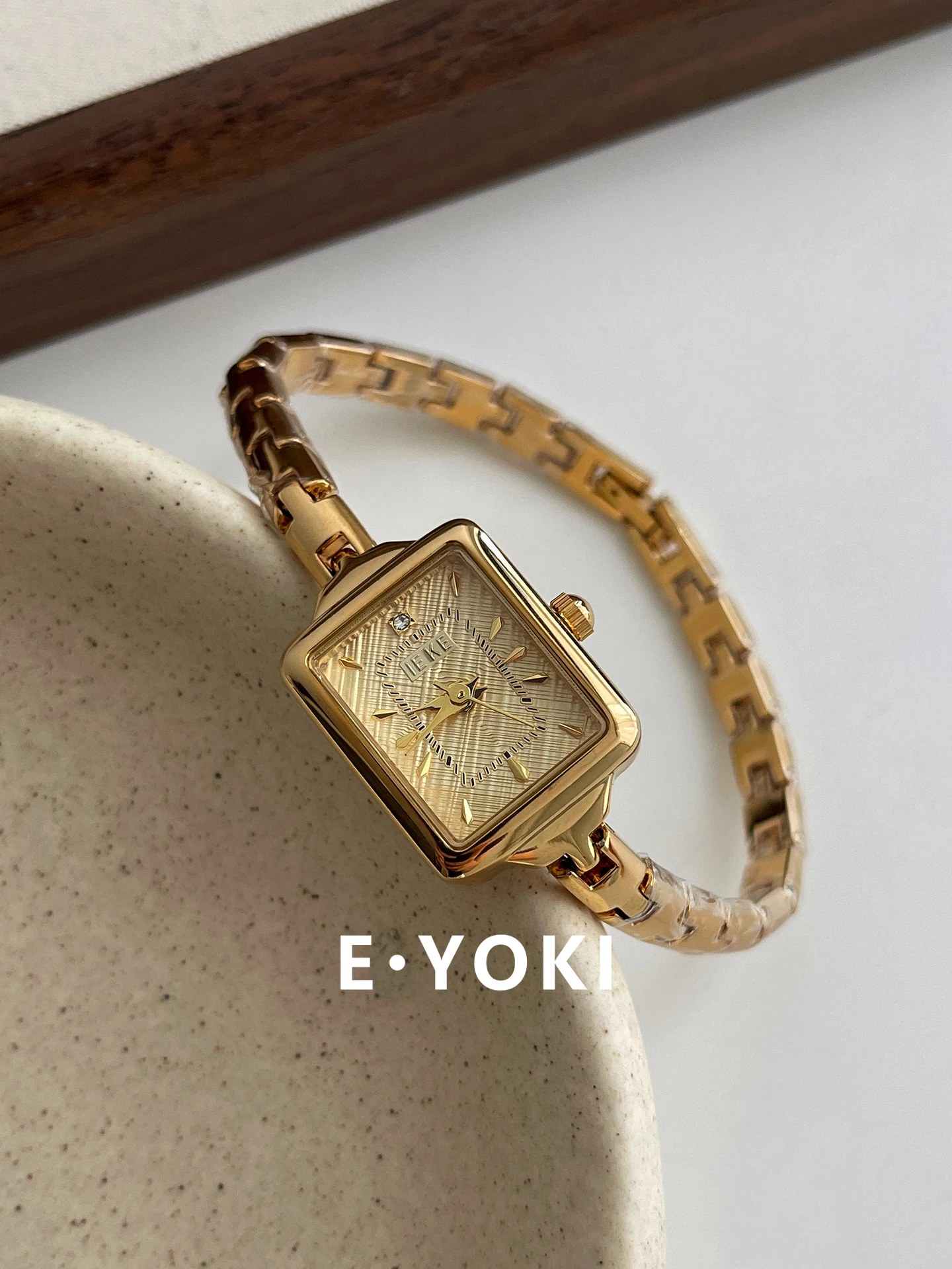 Stylish Gold Square Bracelet Watch, Women'S High-End Luxury Versatile Retro Quartz Watch, A Select Collection Of Fine Watches.
Stylish Gold Square Bracelet Watch, Women'S High-End Luxury Versatile Retro Quartz Watch, A Select Collection Of Fine Watches.