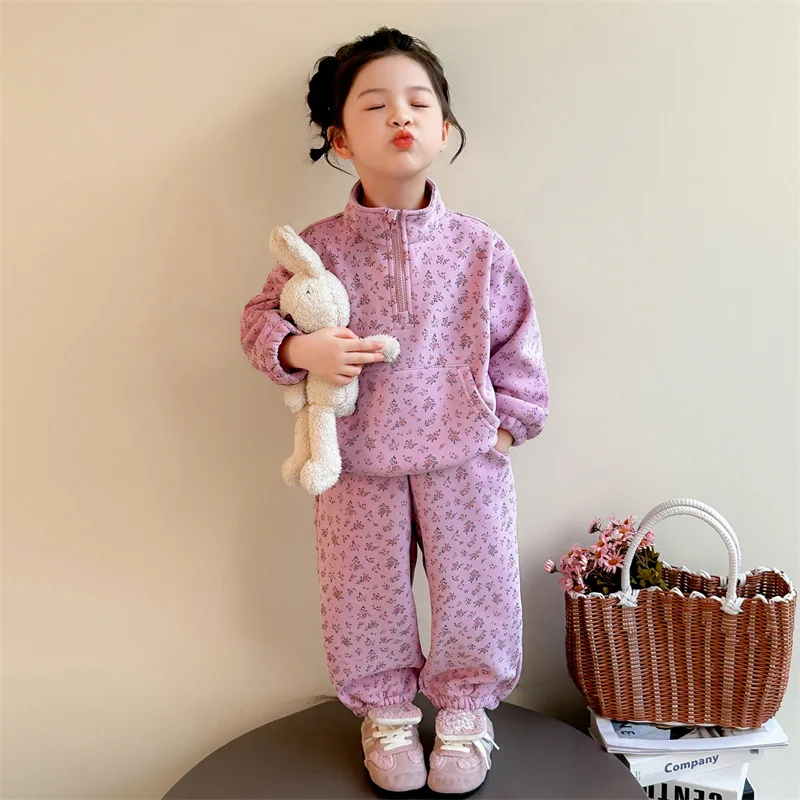 Детский зимний комплект одежды из 2 предметов для девочек, хлопковый детский свитшот с цветочным принтом для маленьких девочек, костюмы, розовые флисовые штаны для бега, наряды
Детский зимний комплект одежды из 2 предметов для девочек, хлопковый детский свитшот с цветочным принтом для маленьких девочек, костюмы, розовые флисовые штаны для бега, наряды