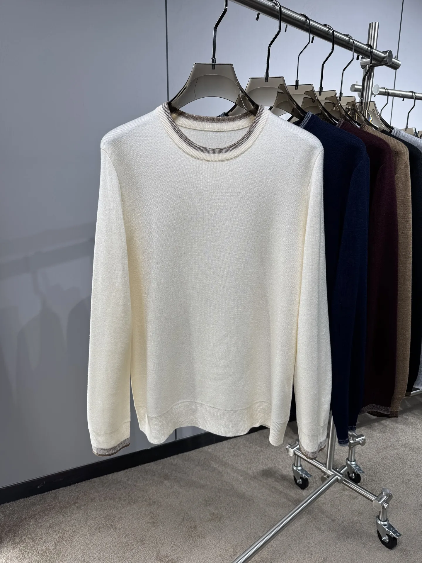New men's selected wool material soft sweater for early autumn and winter in 2025, size M-3XL
New men's selected wool material soft sweater for early autumn and winter in 2025, size M-3XL