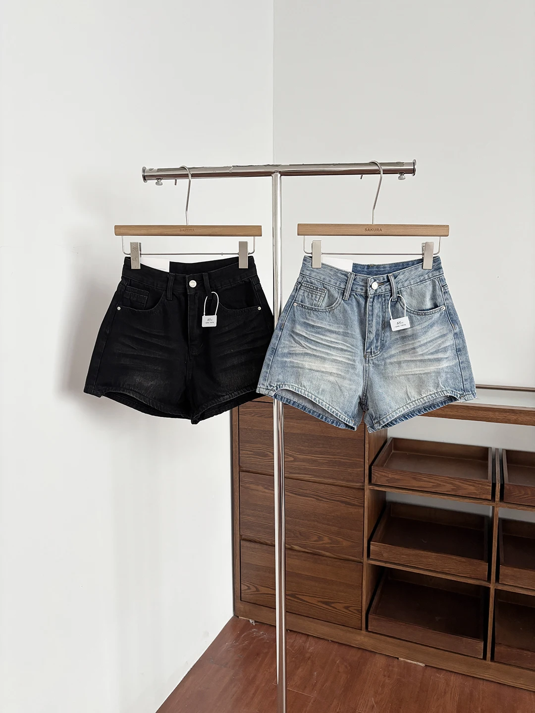 American Style Retro High Waist Casual Denim Shorts Women's Summer 2026 Slimming Versatile Small Size Wide Leg Hot Pants
American Style Retro High Waist Casual Denim Shorts Women's Summer 2026 Slimming Versatile Small Size Wide Leg Hot Pants