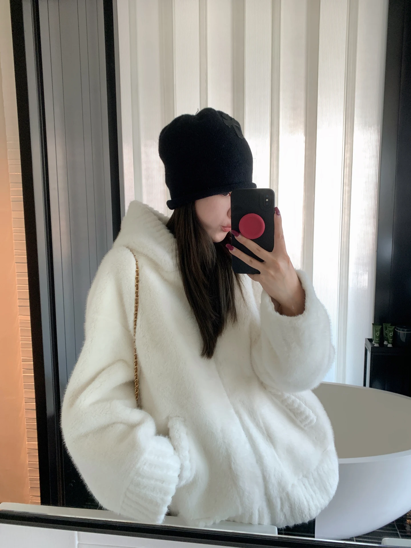 Белая молочная куртка из меха ягненка Crème, женское осенне-зимнее пальто из натуральной кожи и меха с капюшоном, униформальное полиэфирное волокно
Белая молочная куртка из меха ягненка Crème, женское осенне-зимнее пальто из натуральной кожи и меха с капюшоном, униформальное полиэфирное волокно