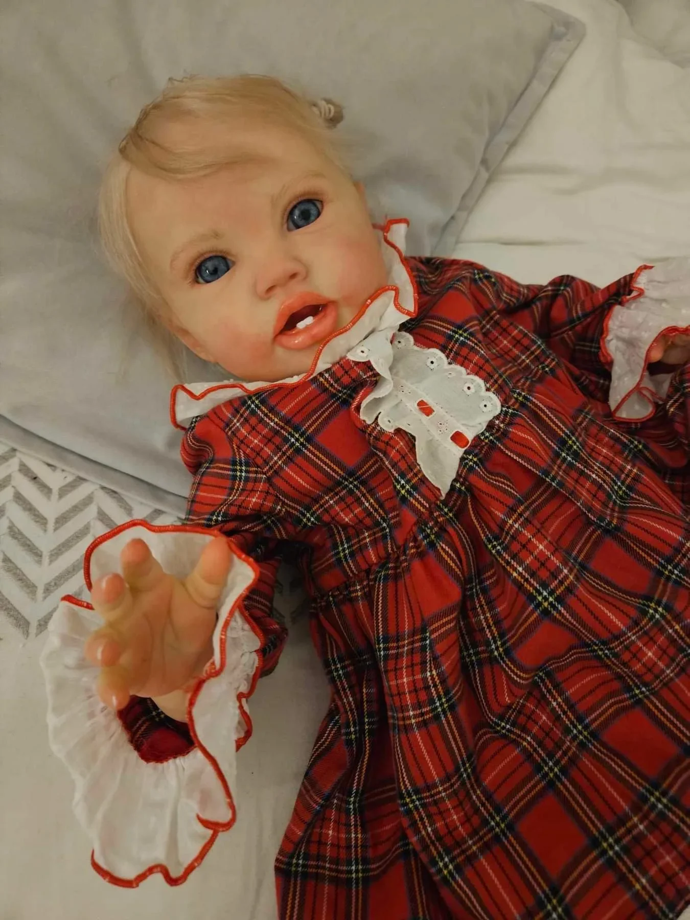 24Inch Lottie Awake in Soft Cloth Body Lifelike Reborn Toddler Hand rooted Hair Cuddly Baby Girl Doll Baby
24Inch Lottie Awake in Soft Cloth Body Lifelike Reborn Toddler Hand rooted Hair Cuddly Baby Girl Doll Baby