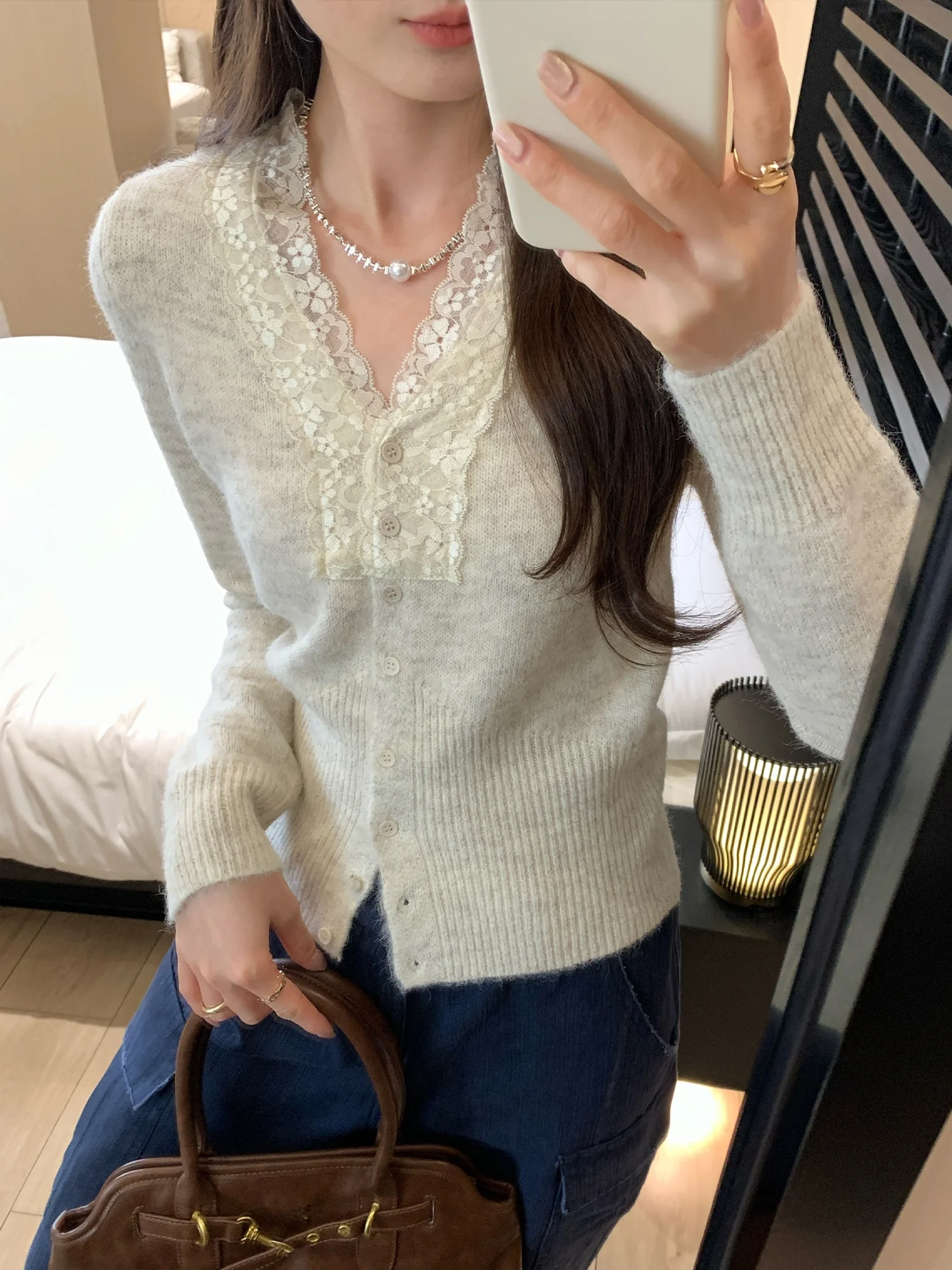 Unique Beautiful High-Contrast Miu Lace Trim V-Neck Sweater Cardigan Women's New Knitted Short Top Korean Style Soft Polyester
Unique Beautiful High-Contrast Miu Lace Trim V-Neck Sweater Cardigan Women's New Knitted Short Top Korean Style Soft Polyester