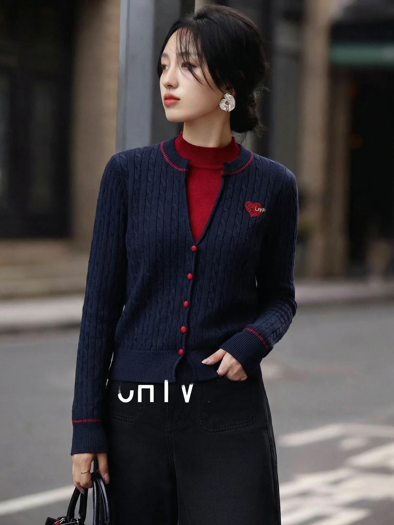 Ele V-Ne Knitted Silk Open Cardigan Women's Spring Autumn Lightweight Versatile Heart Embroidery Fake Two-Piece Top
Ele V-Ne Knitted Silk Open Cardigan Women's Spring Autumn Lightweight Versatile Heart Embroidery Fake Two-Piece Top