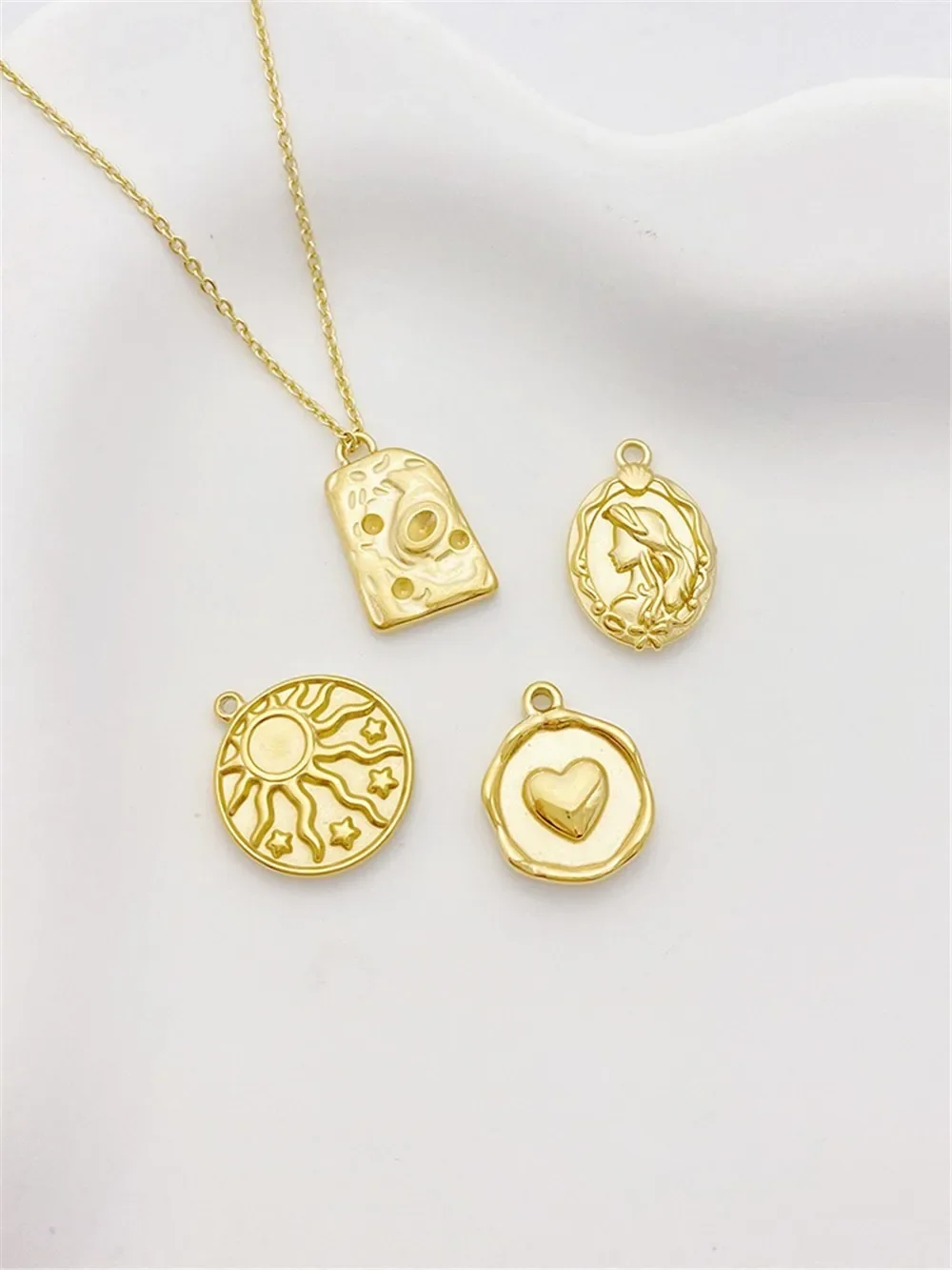 Titanium Steel Vacuum Plated 14K Gold-plated Peach Heart Sun Star Pendant Handmade DIY Bracelet Necklace Jewelry Material L547
Titanium Steel Vacuum Plated 14K Gold-plated Peach Heart Sun Star Pendant Handmade DIY Bracelet Necklace Jewelry Material L547