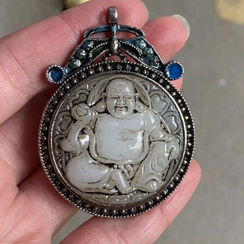 Collection of old silver cloisonne craft inlaid with white Laughing Buddha pendant, mellow pulp, good condition.
Collection of old silver cloisonne craft inlaid with white Laughing Buddha pendant, mellow pulp, good condition.