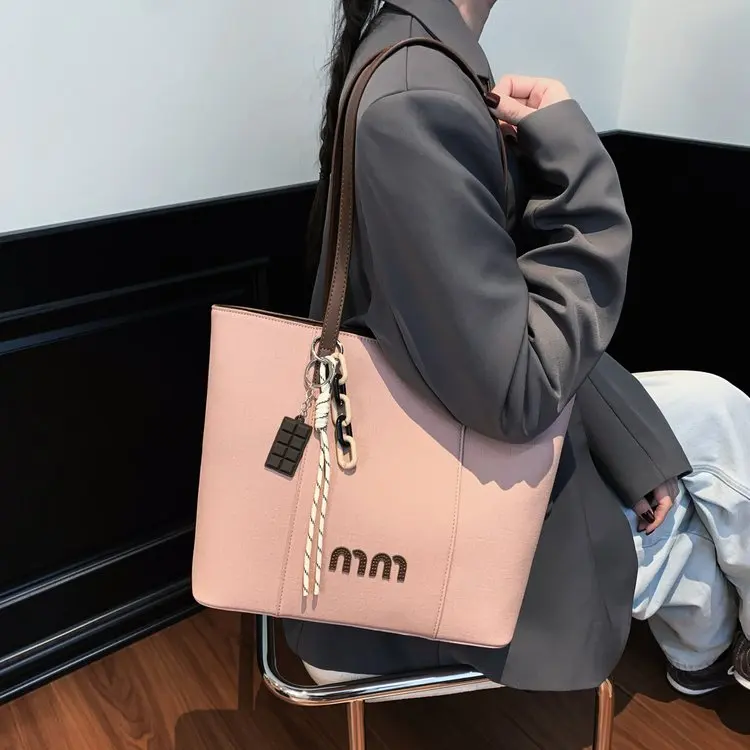 Classic Vintage WomenS Handbag High End Luxury Elegant Leather Design Fashionable Tote Bag Casual Simple Messenger Crossbody Bag
Classic Vintage WomenS Handbag High End Luxury Elegant Leather Design Fashionable Tote Bag Casual Simple Messenger Crossbody Bag