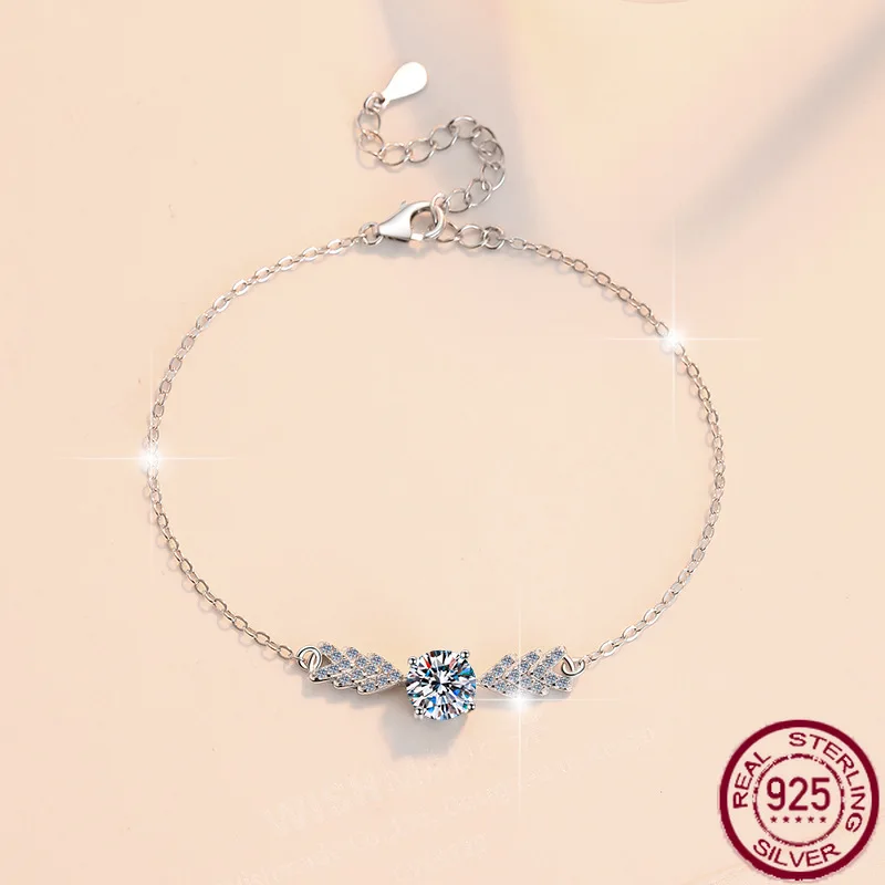 New S925 pure silver bracelet with a unique design of angel wings, moissanite wedding jewelry.
New S925 pure silver bracelet with a unique design of angel wings, moissanite wedding jewelry.