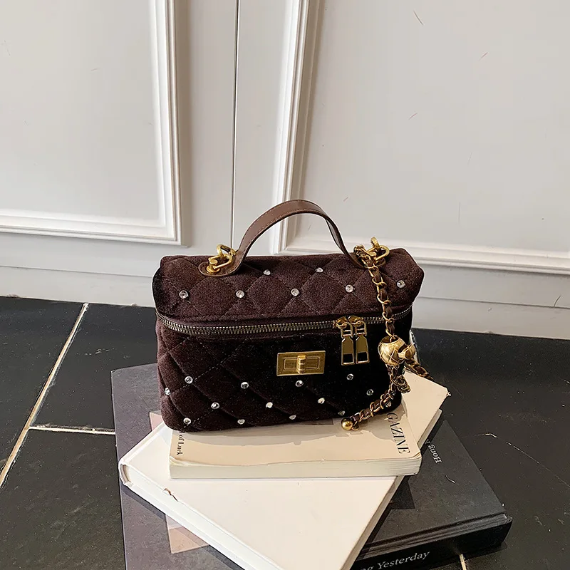 Korean Velvet Chain Shoulder Bag New Fashion Square Crossbody Bags for Women Comfortable and Versatile Texture Box Packaging
Korean Velvet Chain Shoulder Bag New Fashion Square Crossbody Bags for Women Comfortable and Versatile Texture Box Packaging