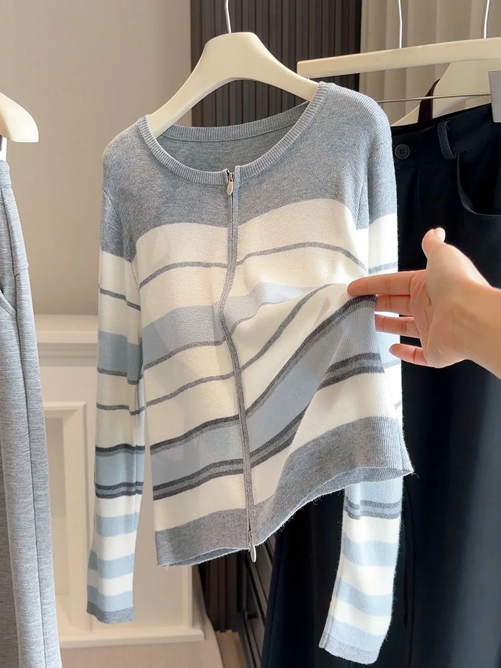 Корейский стиль: вязаный кардиган с полосками и цветовыми блоками, на молнии, с длинными рукавами, весенний, повседневная женская одежда
Корейский стиль: вязаный кардиган с полосками и цветовыми блоками, на молнии, с длинными рукавами, весенний, повседневная женская одежда