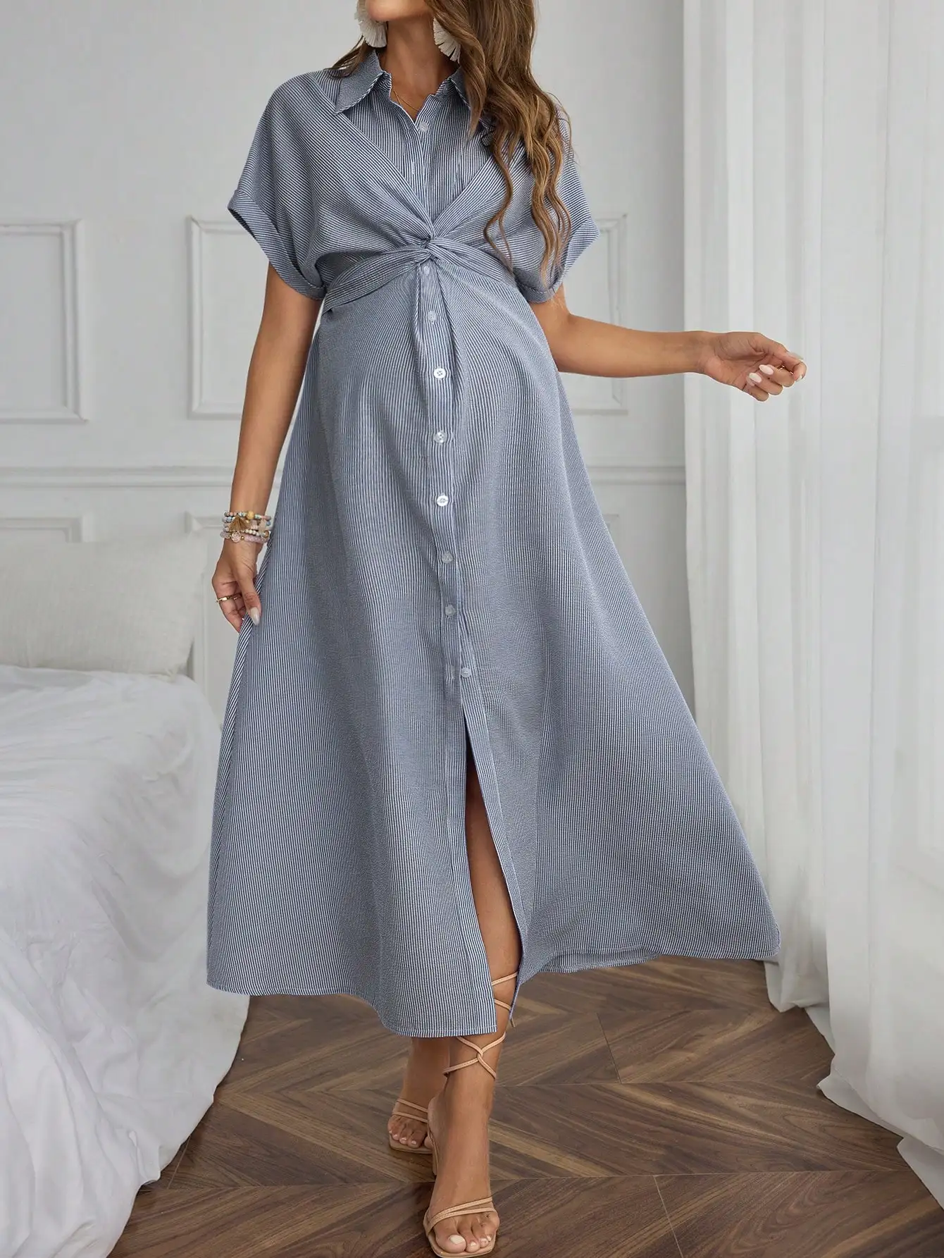 Полосатое платье-рубашка для беременных с завязкой на талии, коротким рукавом, застежкой на пуговицы спереди и боковым разрезом.
Полосатое платье-рубашка для беременных с завязкой на талии, коротким рукавом, застежкой на пуговицы спереди и боковым разрезом.