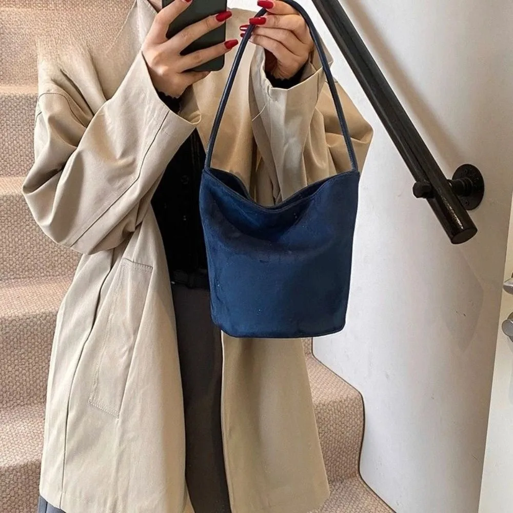 Simple Pu Leather Suede Bucket Bag Fashion Handbag Velvet Shoulder Bag Large Capacity Simple Pu Tote Bag Streetwear
Simple Pu Leather Suede Bucket Bag Fashion Handbag Velvet Shoulder Bag Large Capacity Simple Pu Tote Bag Streetwear