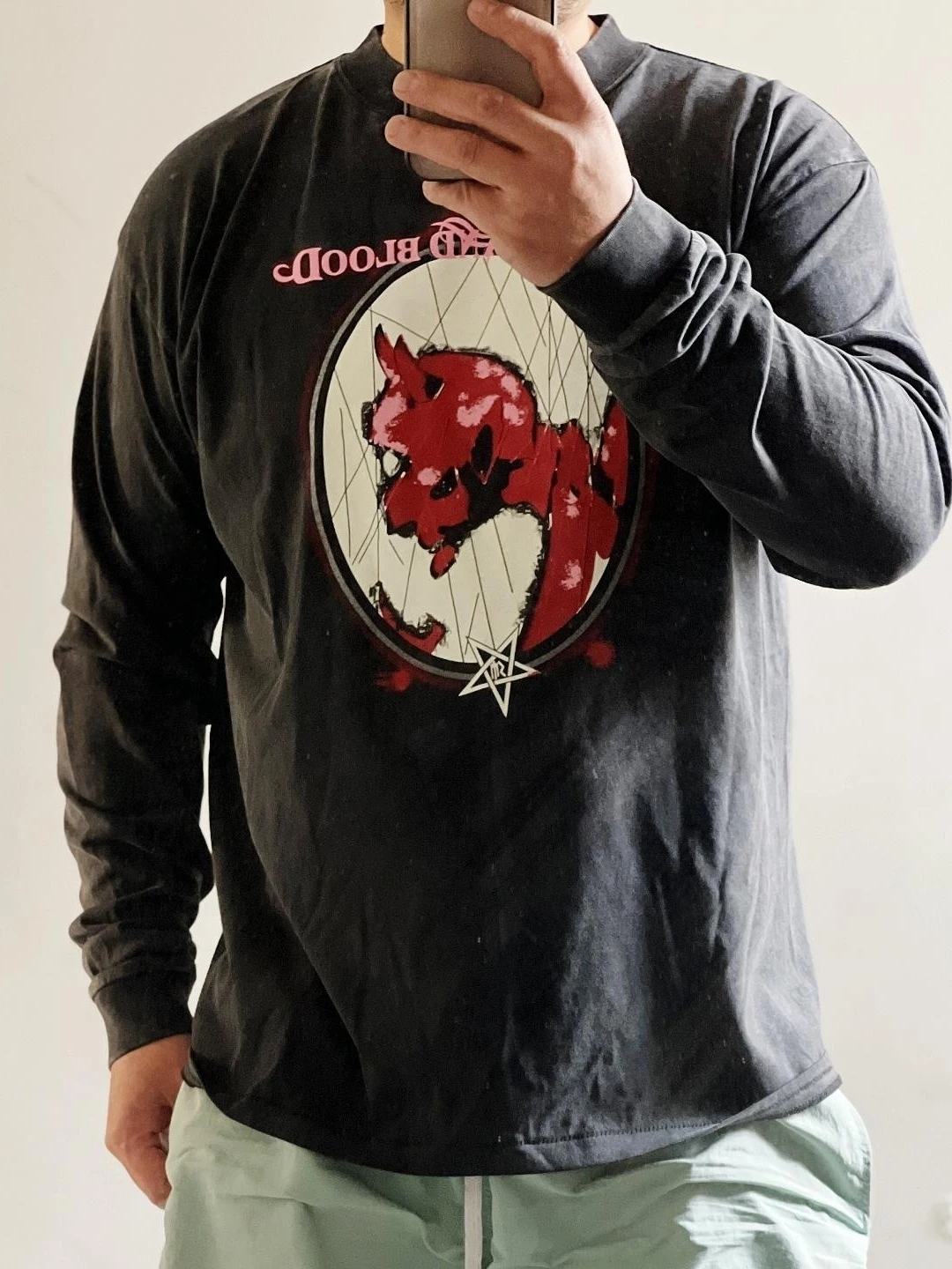 Футболка Red Devils PUNK с длинным рукавом, винтажная, свободного кроя, в ретро-стиле, из хлопка, с круглым вырезом и принтом, для мужчин и женщин
Футболка Red Devils PUNK с длинным рукавом, винтажная, свободного кроя, в ретро-стиле, из хлопка, с круглым вырезом и принтом, для мужчин и женщин