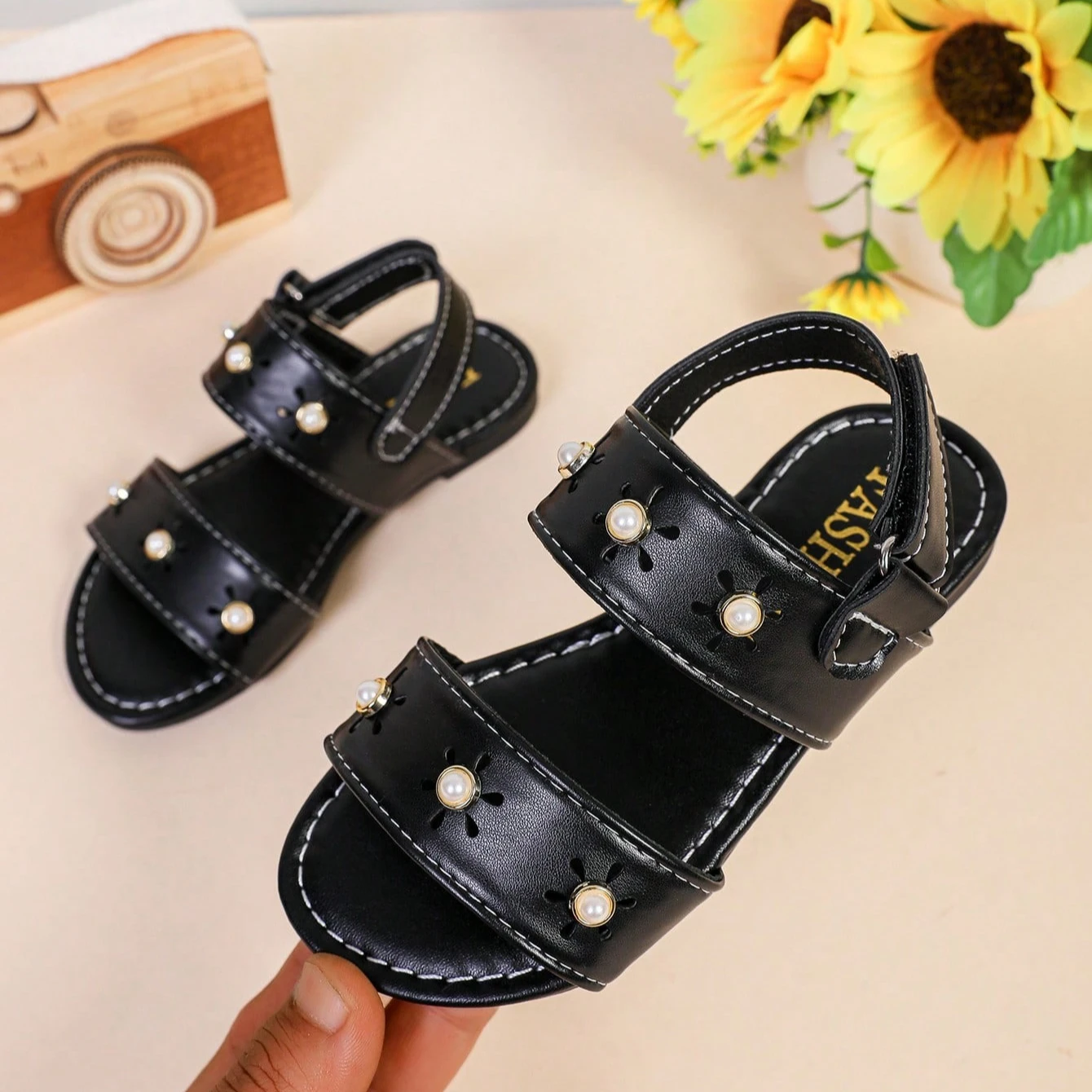 Girls Beaded Strap Leather Sandals 2026 New Summer Toddler Barefoot Beach Shoes Soft Sole Simple Retro Party Wedding Dress Up
Girls Beaded Strap Leather Sandals 2026 New Summer Toddler Barefoot Beach Shoes Soft Sole Simple Retro Party Wedding Dress Up