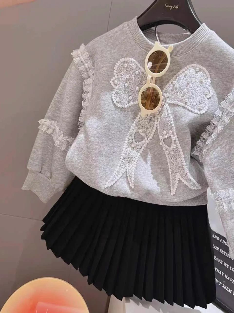 Повседневная толстовка с кружевным узлом и жемчугом, юбка, комплект из двух предметов для девочек, осеннее новое поступление, комплект из смеси хлопка для поездок на работу
Повседневная толстовка с кружевным узлом и жемчугом, юбка, комплект из двух предметов для девочек, осеннее новое поступление, комплект из смеси хлопка для поездок на работу