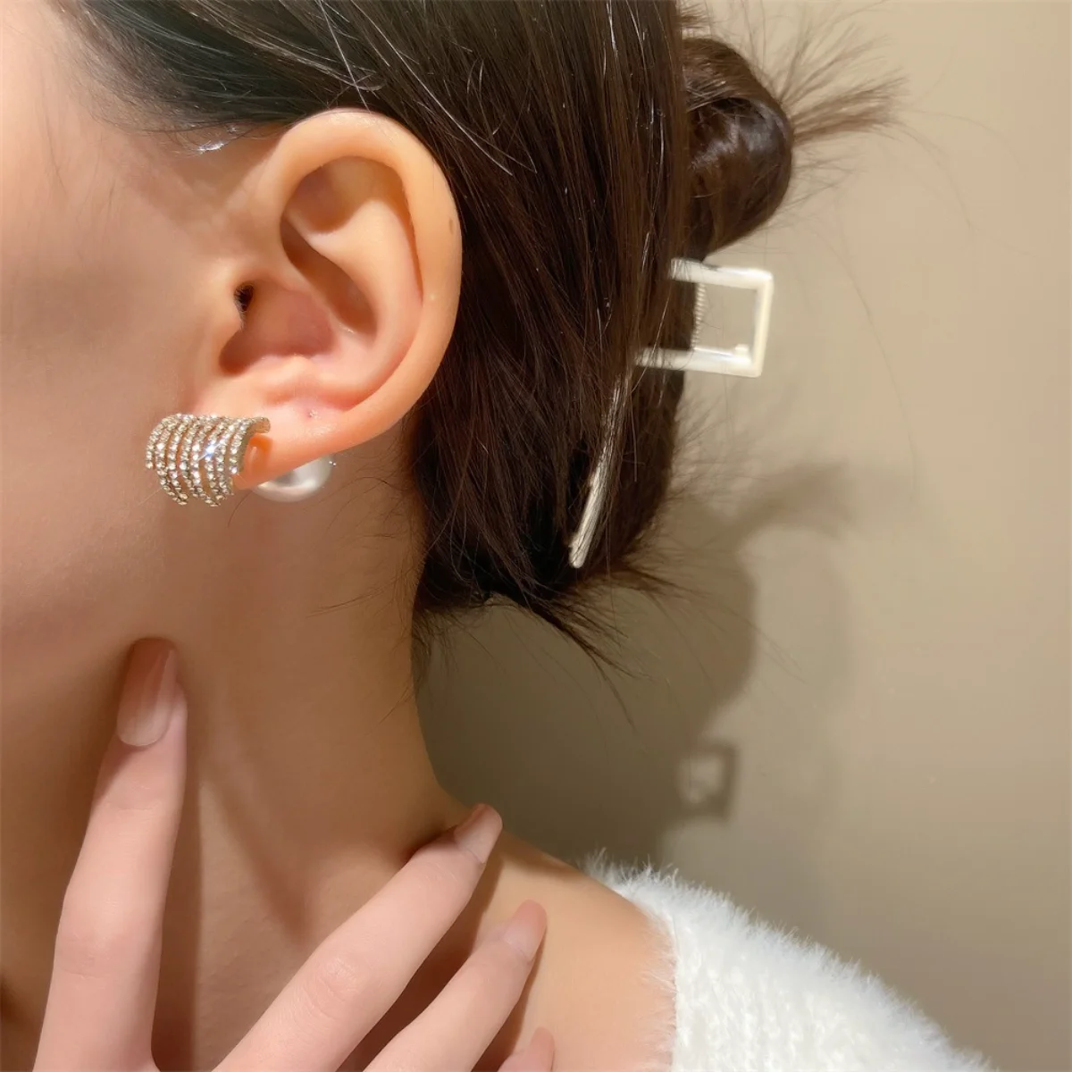 Pearl Earrings Women's Fashion Light Luxury Design with Zirconia Claw Temperament Net Red Beautiful Charm Element Ear Ornaments
Pearl Earrings Women's Fashion Light Luxury Design with Zirconia Claw Temperament Net Red Beautiful Charm Element Ear Ornaments