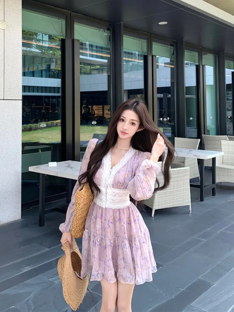 French purple floral V-neck long sleeved dress women's summer lace patchwork dress slim fit waist cinching A-line short skirt
French purple floral V-neck long sleeved dress women's summer lace patchwork dress slim fit waist cinching A-line short skirt