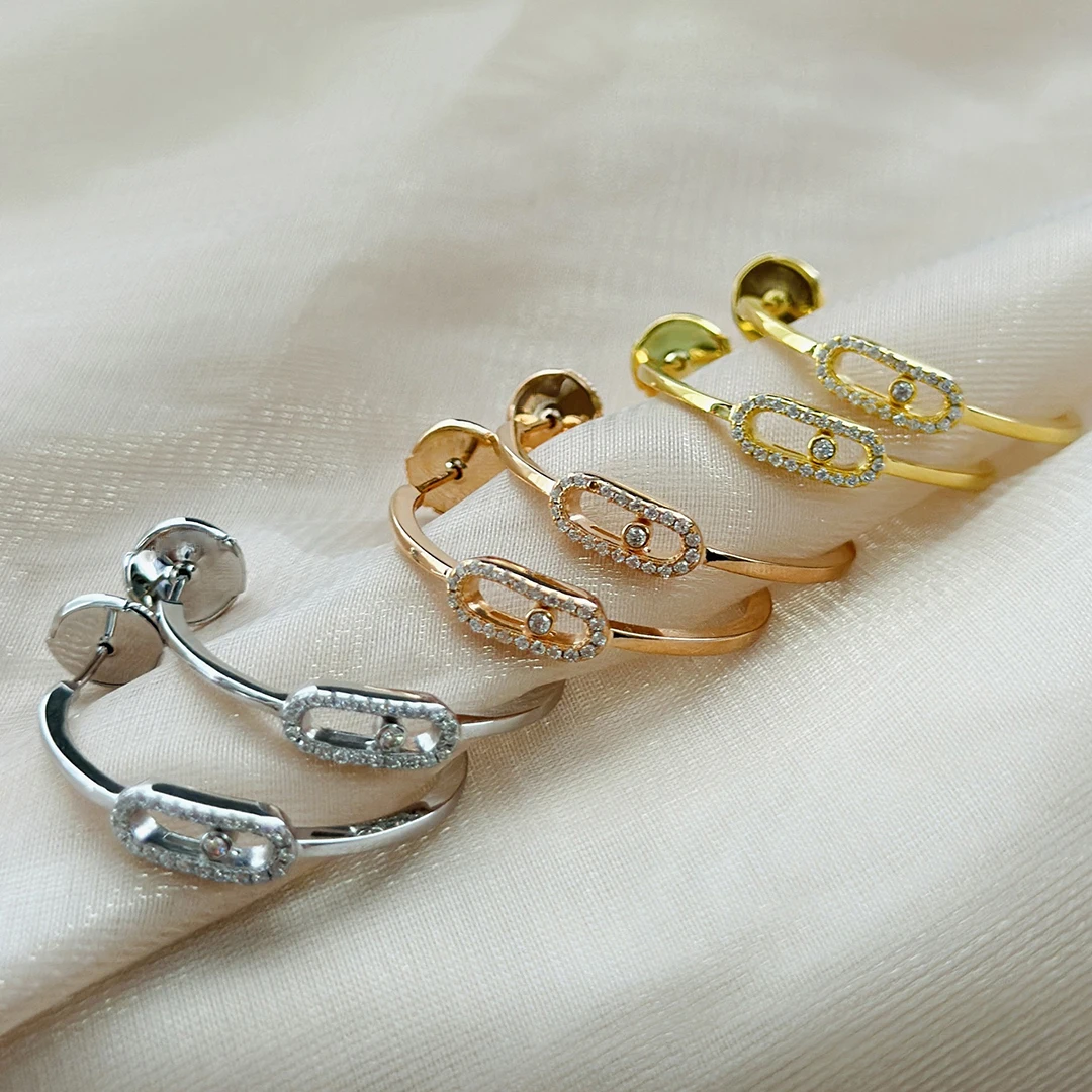 High-quality diamond-set round earrings, exuding the elegant charm of a woman.
High-quality diamond-set round earrings, exuding the elegant charm of a woman.