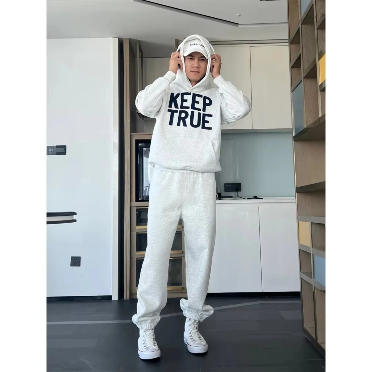 Мужской спортивный костюм из двух предметов на осень и зиму 2025 года, осенне-зимний костюм, спортивные штаны, свитер, мужской повседневный костюм, мужской
Мужской спортивный костюм из двух предметов на осень и зиму 2025 года, осенне-зимний костюм, спортивные штаны, свитер, мужской повседневный костюм, мужской