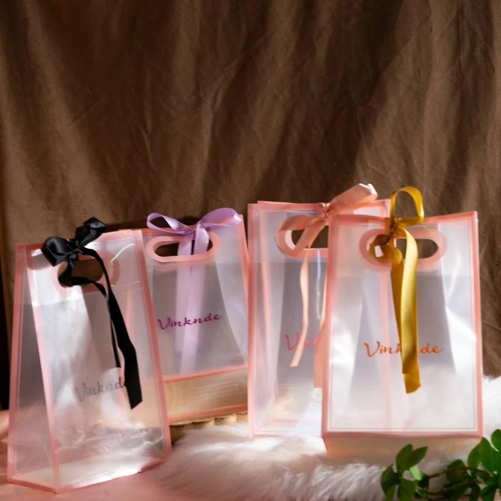 Customed Logo 50pcs/ lot PP PVC Clear Plastic Gift Bag with Handles Flower Bags with Bow Ribbon for Wedding Favors Gift Pouches 
Customed Logo 50pcs/ lot PP PVC Clear Plastic Gift Bag with Handles Flower Bags with Bow Ribbon for Wedding Favors Gift Pouches