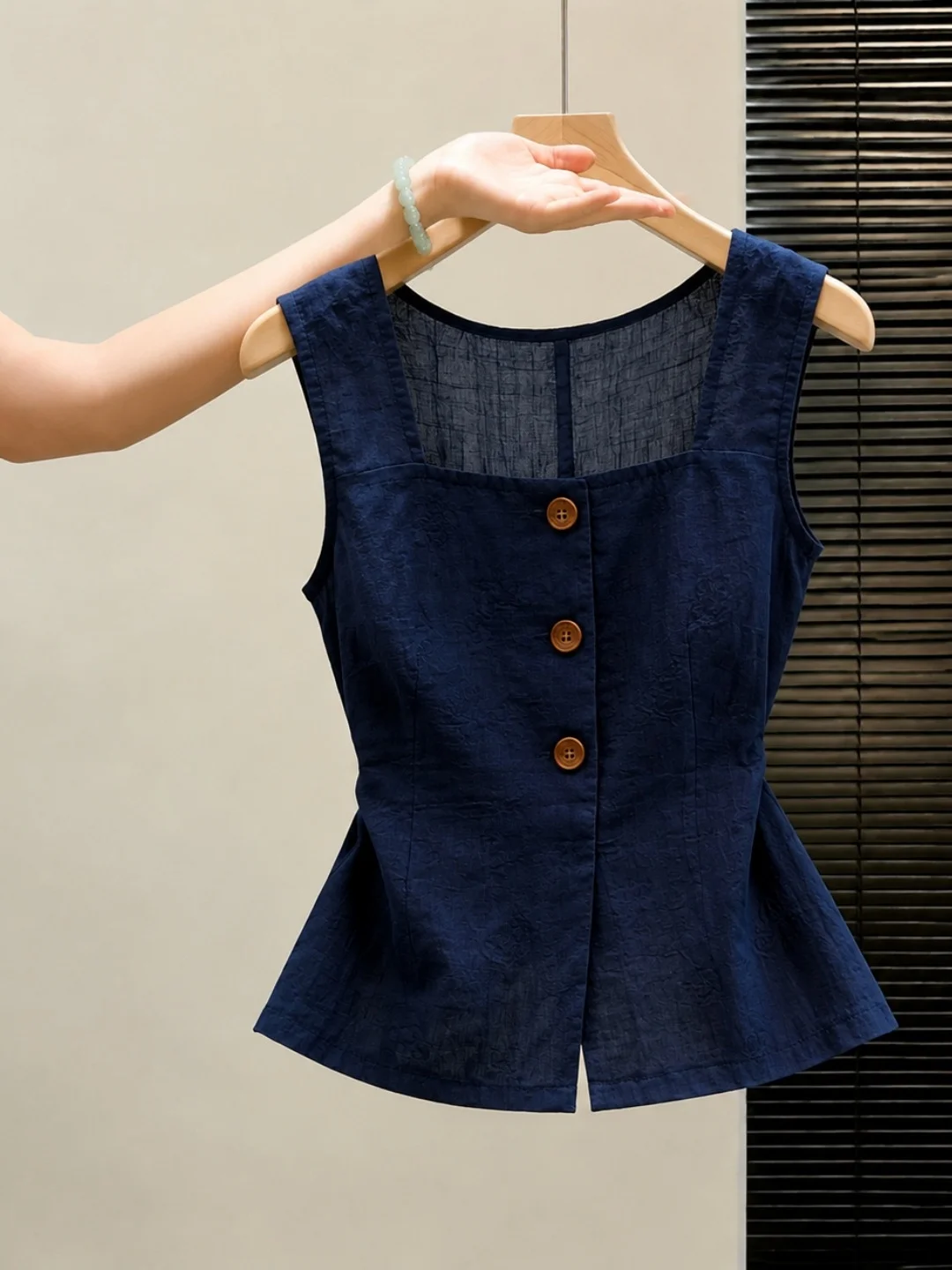 Korean Style Square Collar Slim Fit Sleeveless Vest Beautiful Elegant Summer Fashion Versatile Top for Women
Korean Style Square Collar Slim Fit Sleeveless Vest Beautiful Elegant Summer Fashion Versatile Top for Women