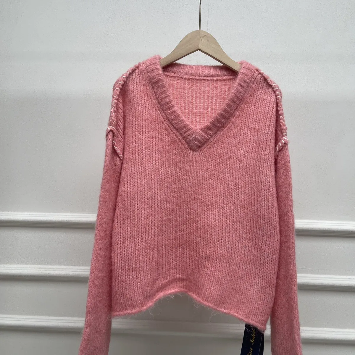 Элегантный розовый вязаный шерстяной свитер с V-образным вырезом для женщин, осенне-зимний, в стиле «lazy», для ношения под одеждой, модный пуловер, повседневный стиль F647
Элегантный розовый вязаный шерстяной свитер с V-образным вырезом для женщин, осенне-зимний, в стиле «lazy», для ношения под одеждой, модный пуловер, повседневный стиль F647