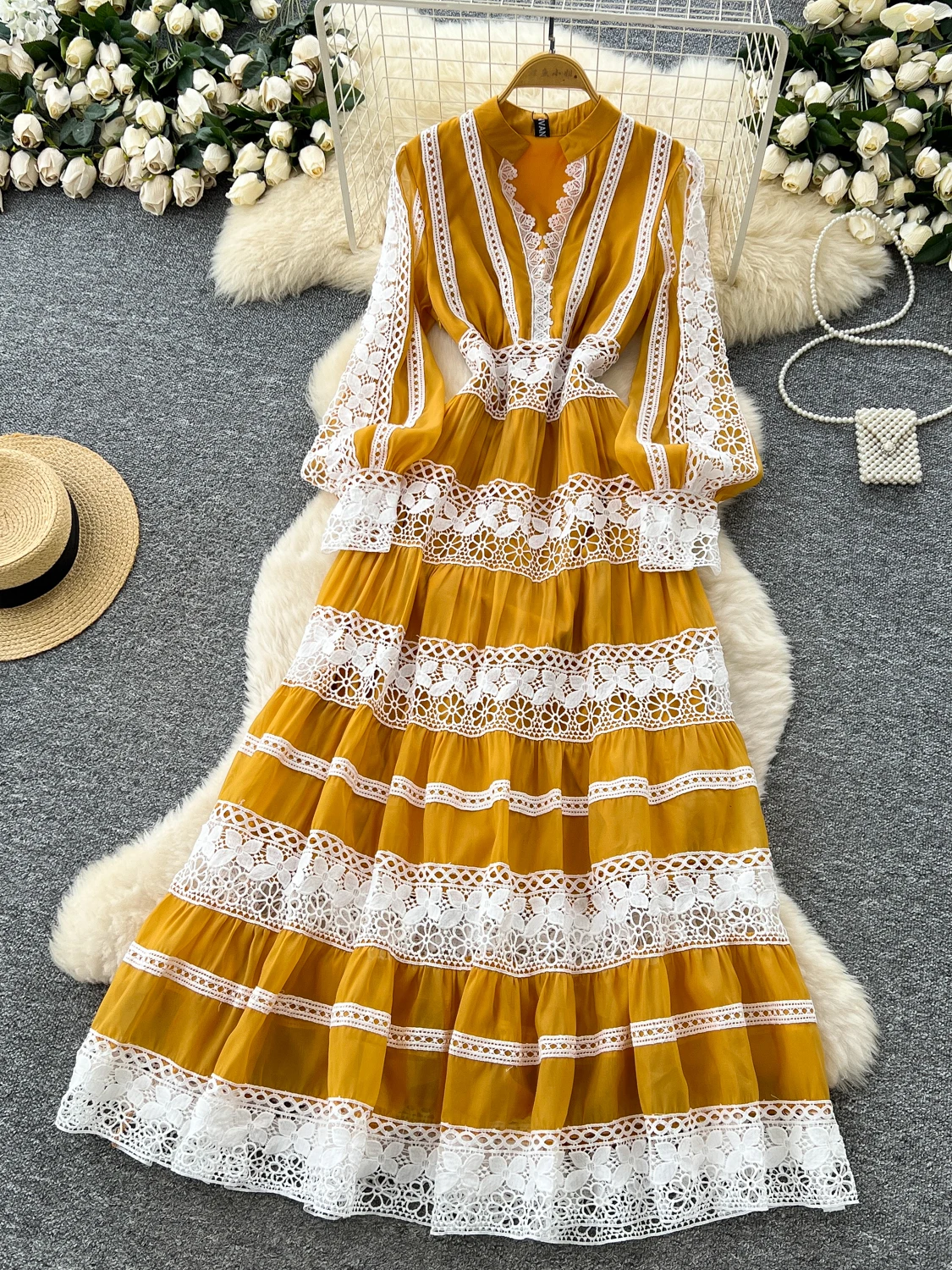 Retro Heavy Embroidery Lace Splicing V-Neck Lantern Sleeve Waist Cinching Pleated A-Line Dress Women's Fashion Commute Style
Retro Heavy Embroidery Lace Splicing V-Neck Lantern Sleeve Waist Cinching Pleated A-Line Dress Women's Fashion Commute Style