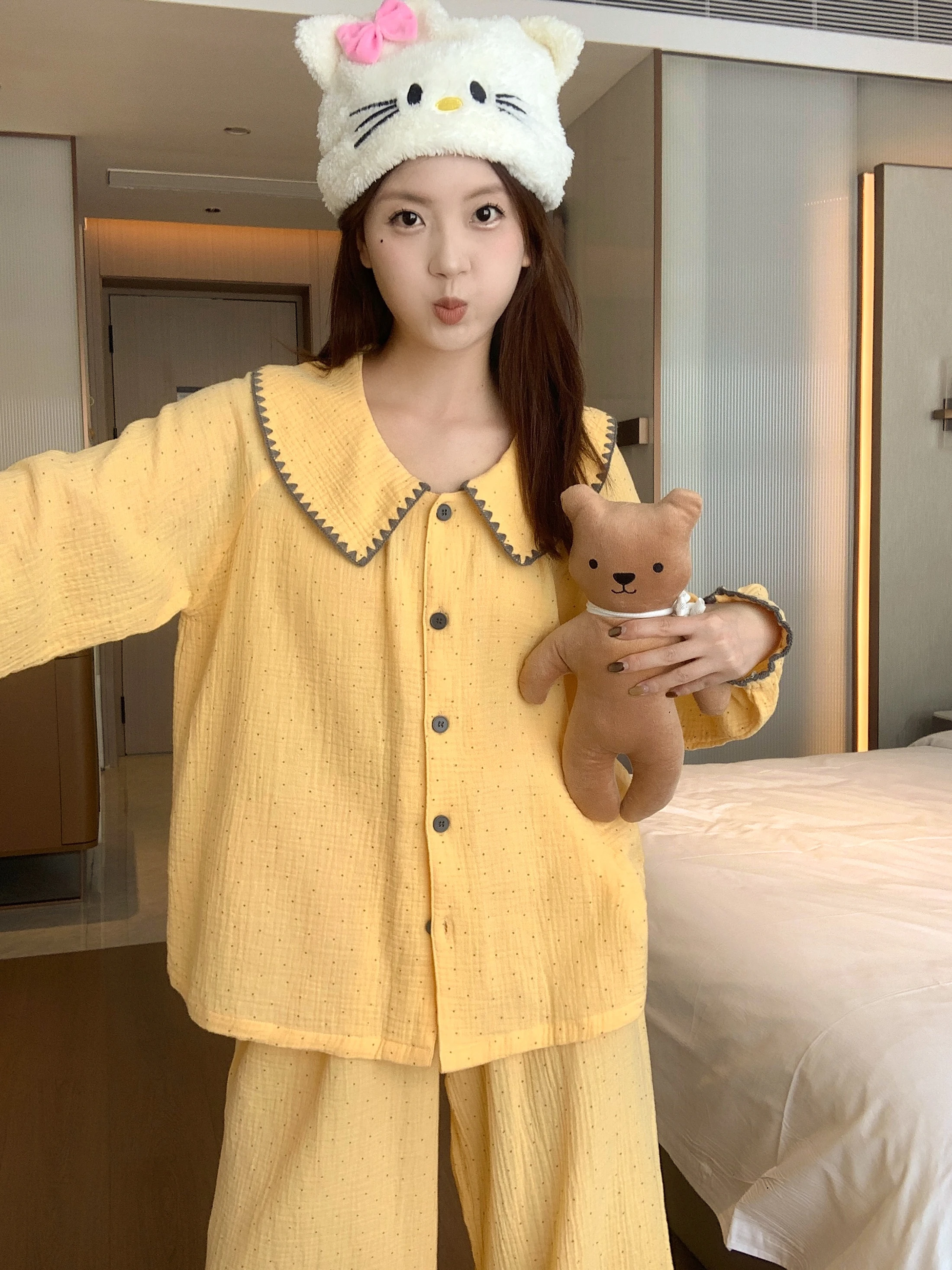 Весенне-осенняя женская пижама из чистого хлопка с длинными рукавами, домашняя одежда, верхняя одежда из хлопковой пряжи в горошек с цветовыми блоками
Весенне-осенняя женская пижама из чистого хлопка с длинными рукавами, домашняя одежда, верхняя одежда из хлопковой пряжи в горошек с цветовыми блоками