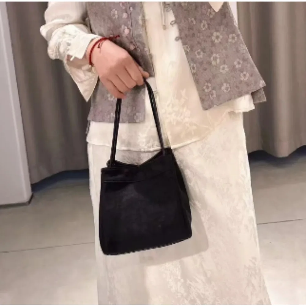 Bucket Premium Gloss Dopamine Sense Handbag Trend Dopa Fashion Mirror with Textured Portable Shell
Bucket Premium Gloss Dopamine Sense Handbag Trend Dopa Fashion Mirror with Textured Portable Shell