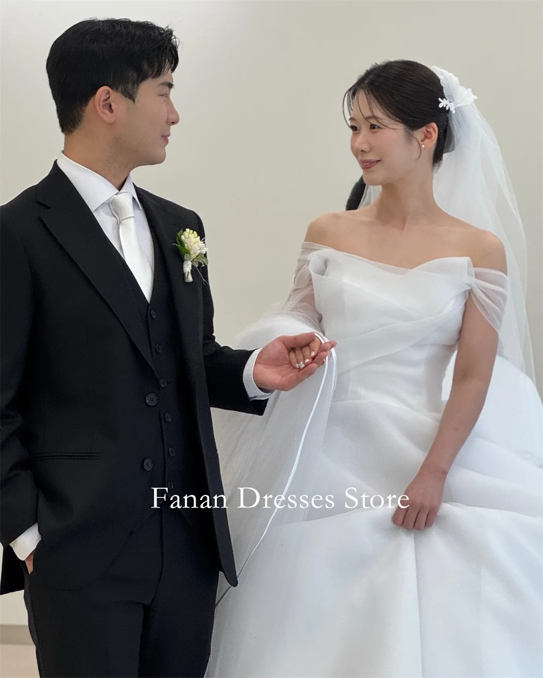 FANAN Off the Shoulder Korea Organza Wedding Dresses 웨딩드레스 Ivory Short Sleeves Lace-up Customized Pretty Bride Gowns Plus Size
FANAN Off the Shoulder Korea Organza Wedding Dresses 웨딩드레스 Ivory Short Sleeves Lace-up Customized Pretty Bride Gowns Plus Size