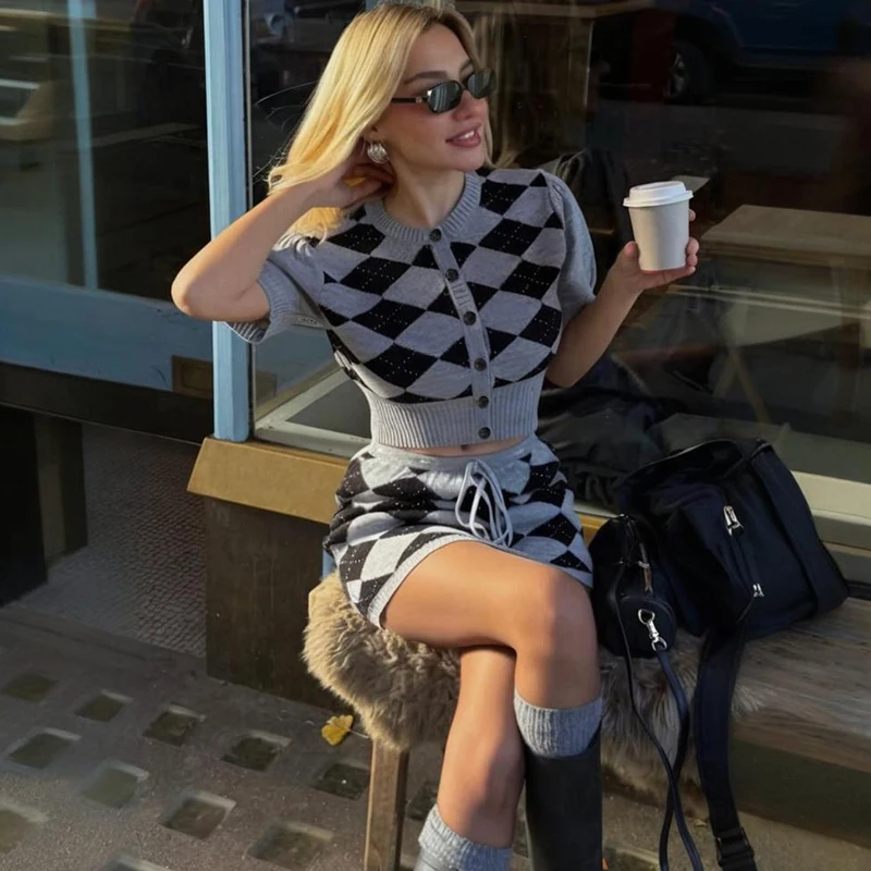 Tornova Retro Diamond Splice Knitted Suit Women's Short Sleeve Slim Sweater T shirt Contrast Mini Skirt Lady Casual 2 Pieces Set
Tornova Retro Diamond Splice Knitted Suit Women's Short Sleeve Slim Sweater T shirt Contrast Mini Skirt Lady Casual 2 Pieces Set