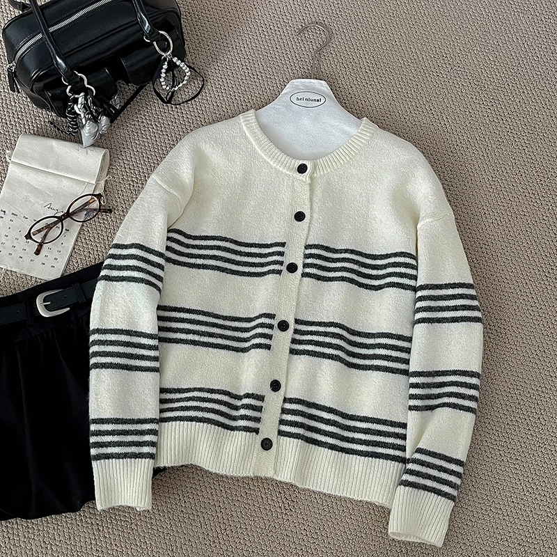Autumn New Women's Striped Sweater Cardigan Japanese Style Retro Single Breasted Loose Tops 2025 Fashion Versatile Knitted Coat
Autumn New Women's Striped Sweater Cardigan Japanese Style Retro Single Breasted Loose Tops 2025 Fashion Versatile Knitted Coat