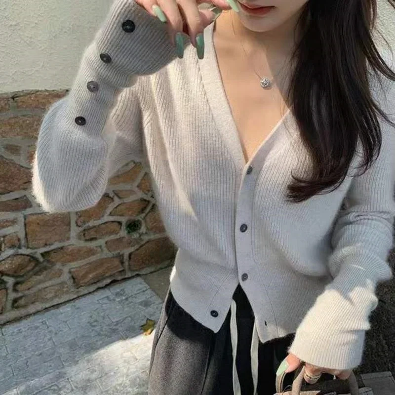 Style Western Cashmere Cardigan For women 2023 Spring Short V-neck bottom loose wool coat sweater
Style Western Cashmere Cardigan For women 2023 Spring Short V-neck bottom loose wool coat sweater