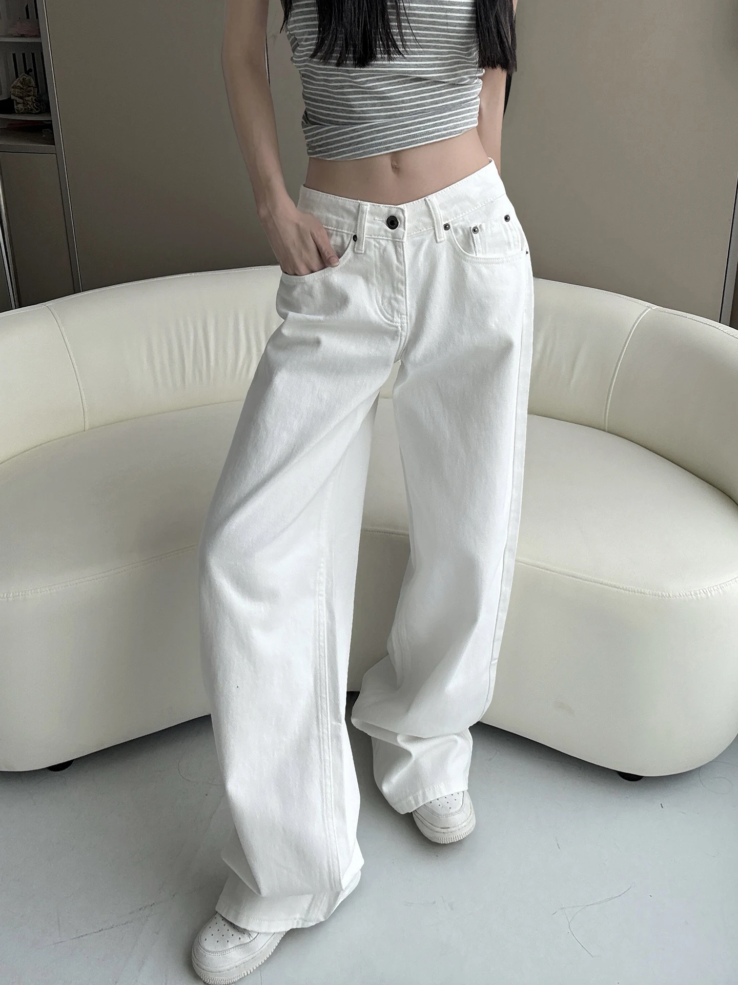 High Waist Wide Leg White Jeans Women's Loose Slimming Casual Straight Cut Long Trousers Cotton Village Self-kept Style
High Waist Wide Leg White Jeans Women's Loose Slimming Casual Straight Cut Long Trousers Cotton Village Self-kept Style