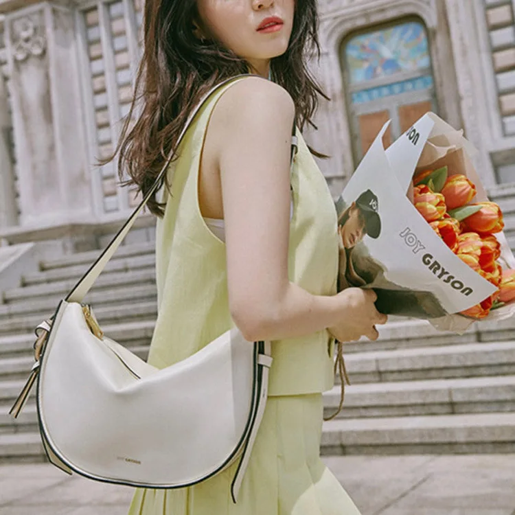 SEMALAYA women's bag Promote the semi-circle bag niche fashion simple semi-circle bag genuine leather shoulder
SEMALAYA women's bag Promote the semi-circle bag niche fashion simple semi-circle bag genuine leather shoulder