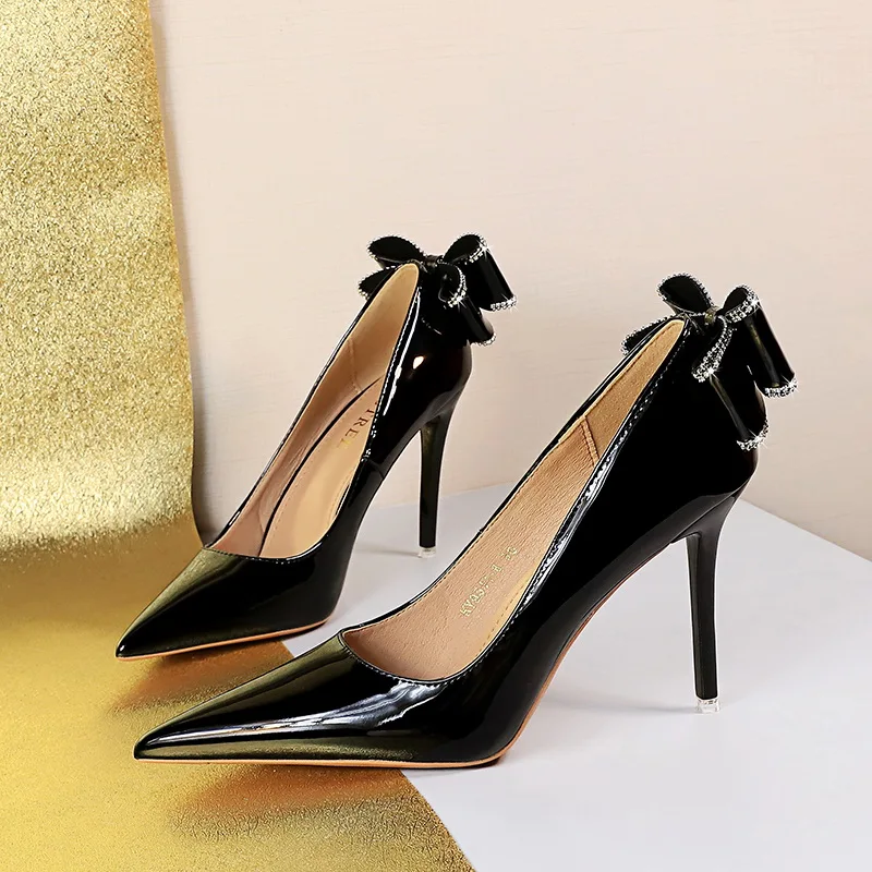 Women Patent Leather High Heel Shoes Pointed Toe Pumps Rhinestone Bow Design Ladies Shoes Wedding Bride 2024
Women Patent Leather High Heel Shoes Pointed Toe Pumps Rhinestone Bow Design Ladies Shoes Wedding Bride 2024