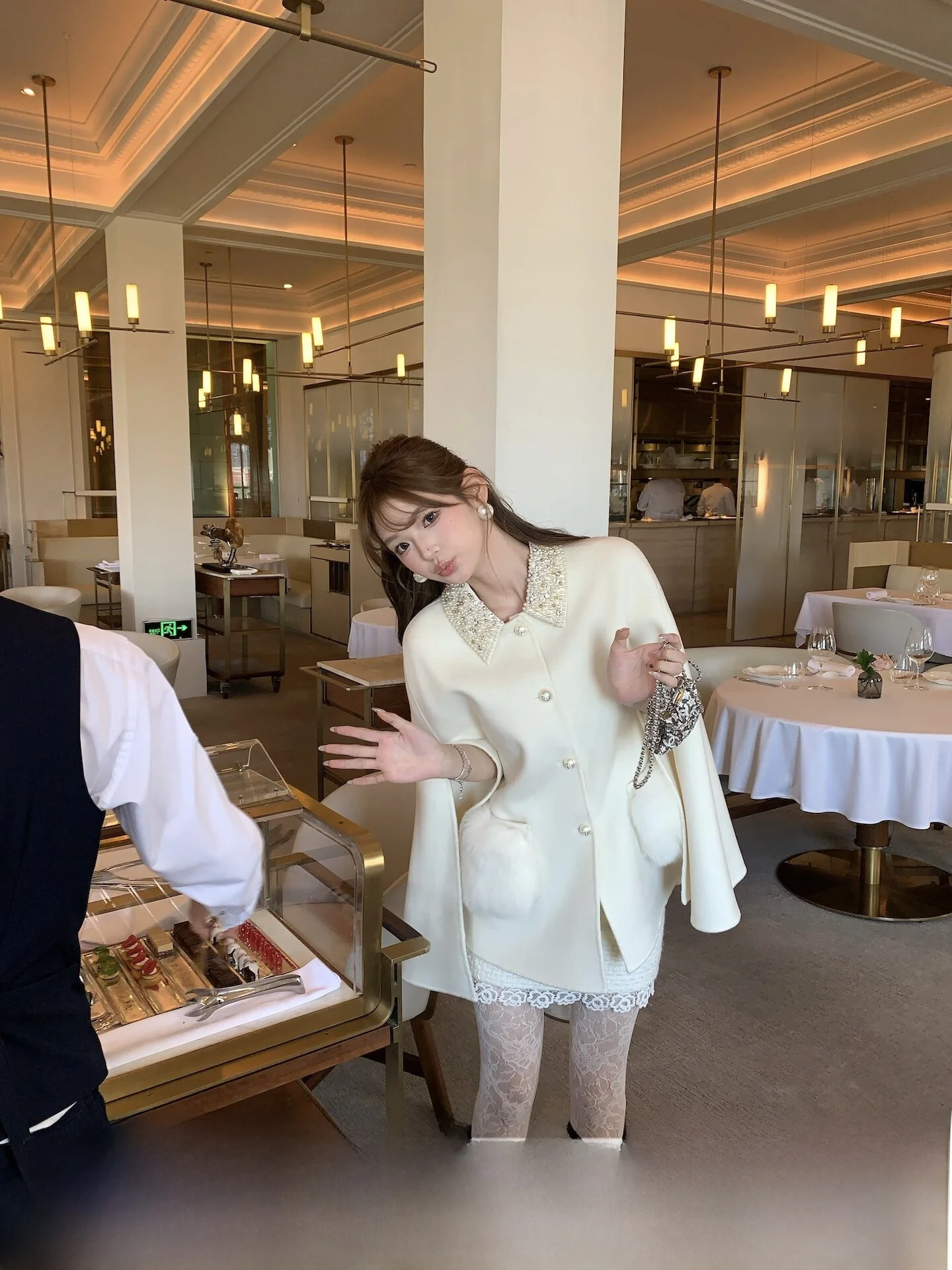 Пальто F Boutique двустороннее, из искусственного меха, ручной работы, с бисером, нежно-белое, в милом стиле, женское, из толстой шерсти, с длинными рукавами, средней длины
Пальто F Boutique двустороннее, из искусственного меха, ручной работы, с бисером, нежно-белое, в милом стиле, женское, из толстой шерсти, с длинными рукавами, средней длины
