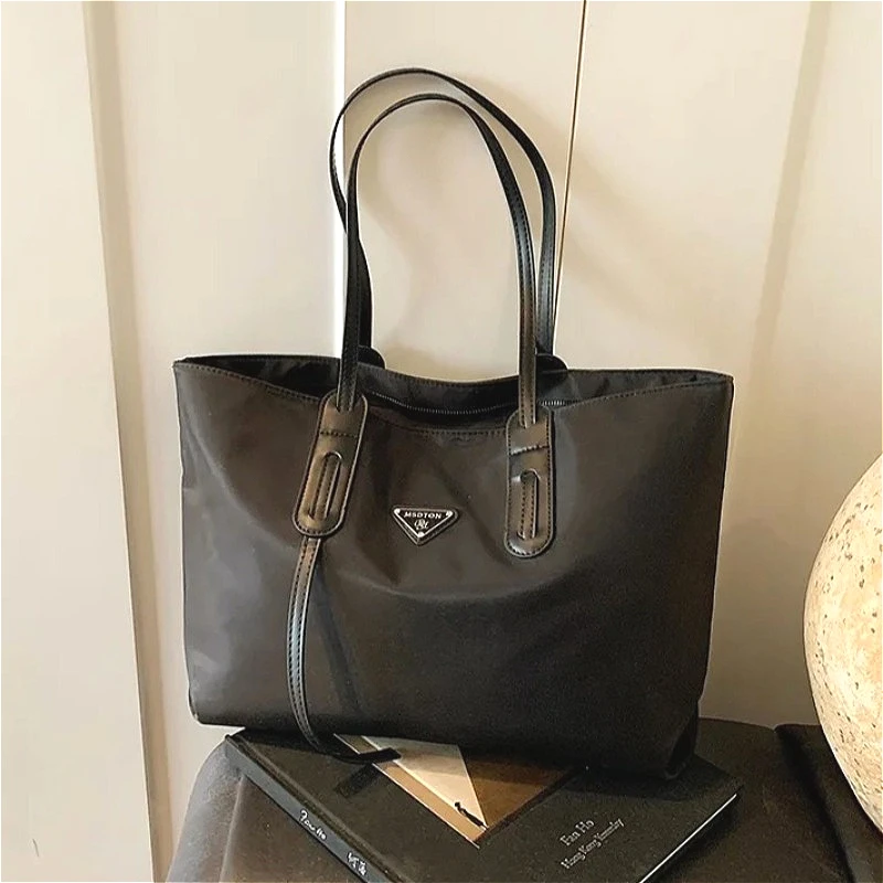 Women's Tote Bag, Fashionable and Elegant, Light Luxury Brand with Niche Design and High-Capacity
Women's Tote Bag, Fashionable and Elegant, Light Luxury Brand with Niche Design and High-Capacity